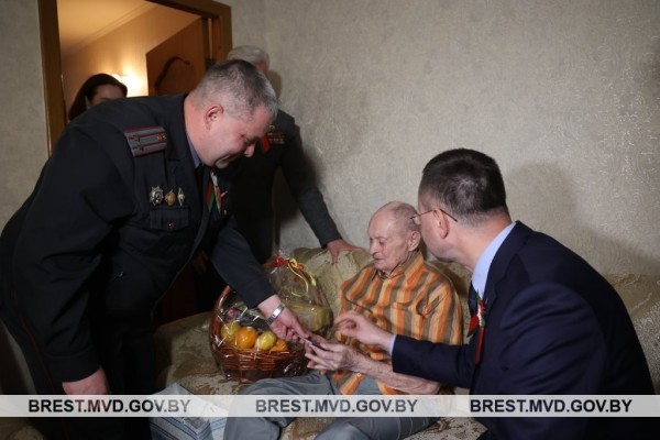В Бресте вручили паспорт 100-летнему юбиляру В Бресте вручили паспорт 100-летнему юбиляру