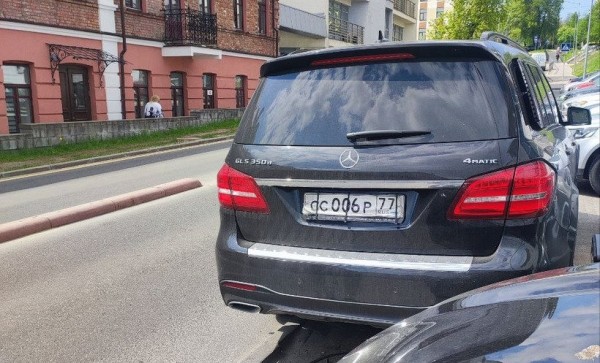 У вас номер отклеился. Странные метаморфозы с табличками