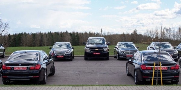 У вас номер отклеился. Странные метаморфозы с табличками