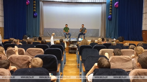 Начинал тренировки в самодельном спортзале. Виктор Братченя рассказал детям о своем пути к успеху