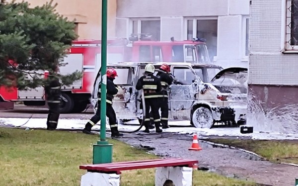 Микроавтобус загорелся в Барановичах Микроавтобус загорелся в Барановичах