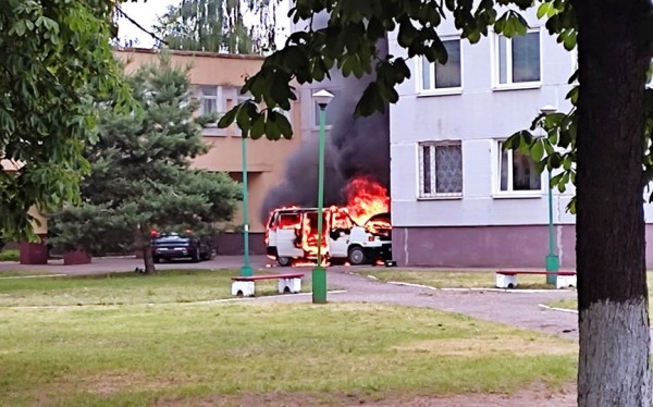 Микроавтобус загорелся в Барановичах Микроавтобус загорелся в Барановичах