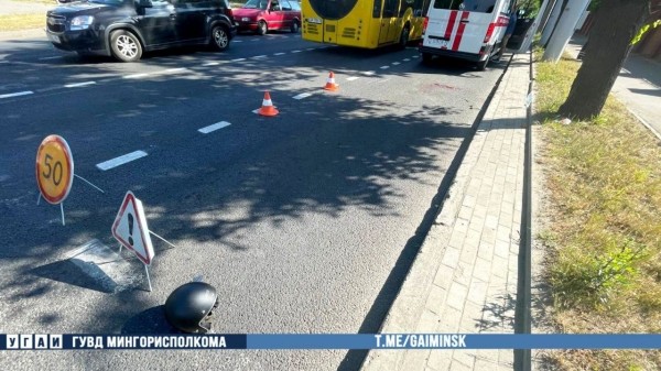 Пешеход перебегал на дорогу на красный свет и попал под колеса мопеда. Видео не для впечатлительных