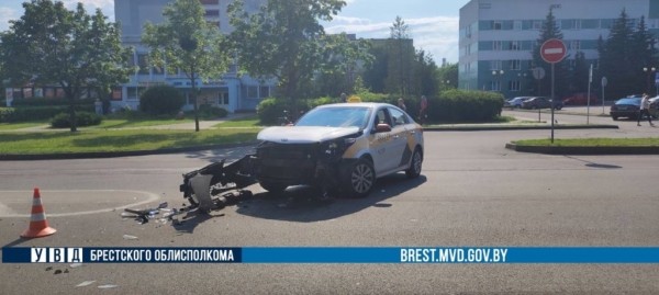 Два автомобиля такси столкнулись в Бресте
