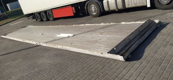 В Литве в белорусской фуре после рентгена просверлили пол &ndash; табачная пыль выдала тайник