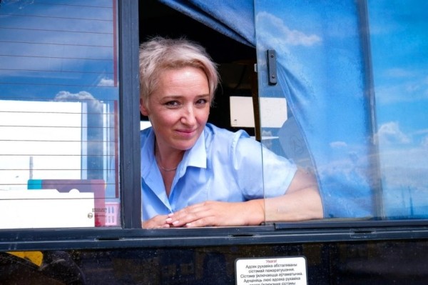 «Главное – не расслабиться и не уехать в закат». Воспитатель садика стала водителем автобуса