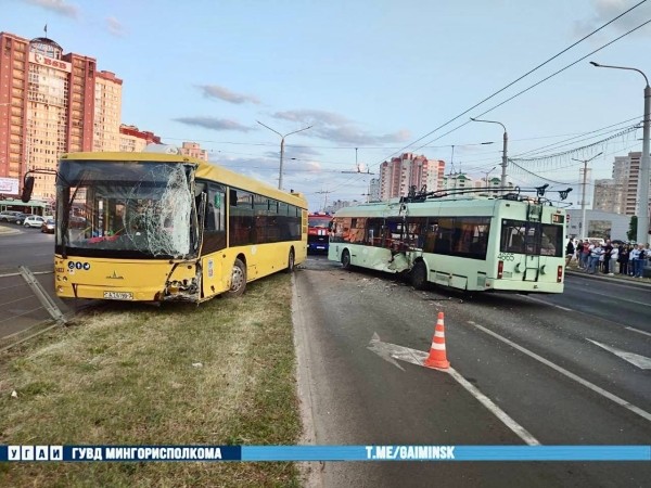 Жесткая авария с автобусом и троллейбусом в Минске. Видео столкновения Жесткая авария с автобусом и троллейбусом в Минске. Видео столкновения