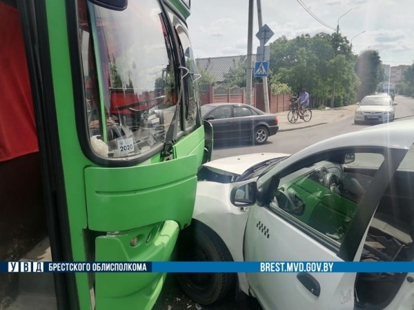 Автобус и такси столкнулись в Бресте