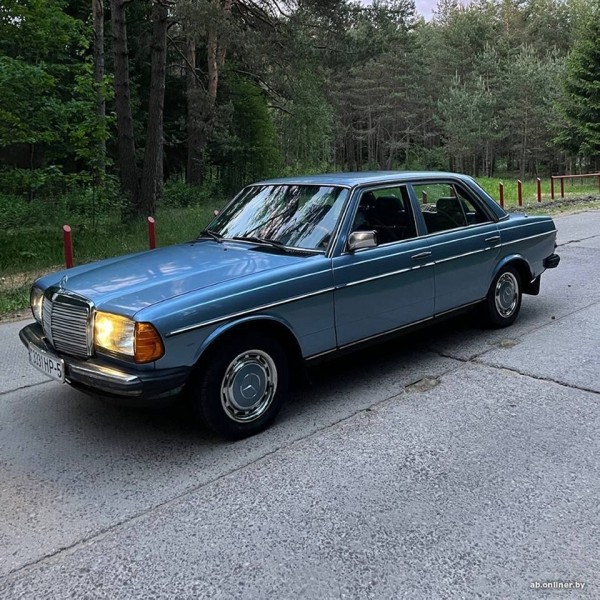 &laquo;Машинка для ценителей&raquo;. Сколько стоит 40-летний Mercedes невероятного голубого цвета?