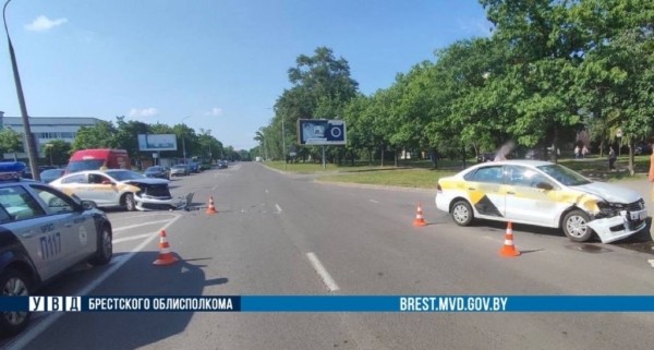 Два автомобиля такси столкнулись в Бресте