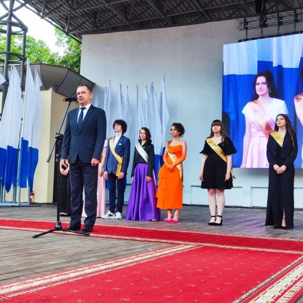 Праздник для выпускников «Алые паруса» прошел в Бресте