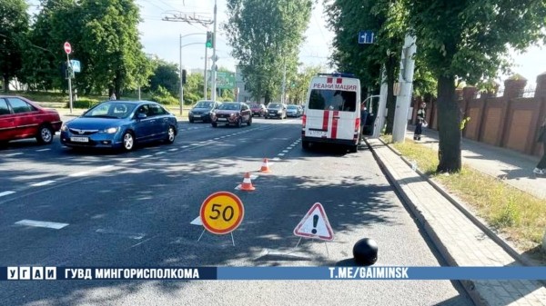 Пешеход перебегал на дорогу на красный свет и попал под колеса мопеда. Видео не для впечатлительных