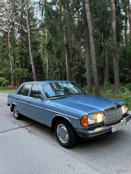 &laquo;Машинка для ценителей&raquo;. Сколько стоит 40-летний Mercedes невероятного голубого цвета?