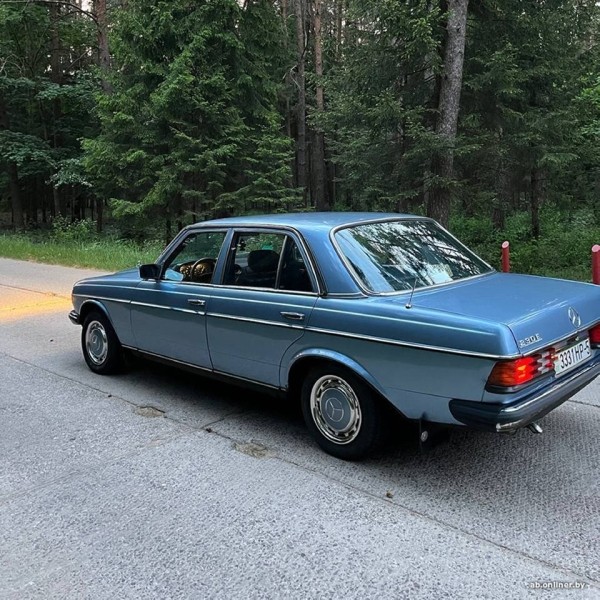 &laquo;Машинка для ценителей&raquo;. Сколько стоит 40-летний Mercedes невероятного голубого цвета?