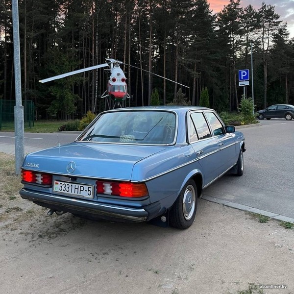 &laquo;Машинка для ценителей&raquo;. Сколько стоит 40-летний Mercedes невероятного голубого цвета?