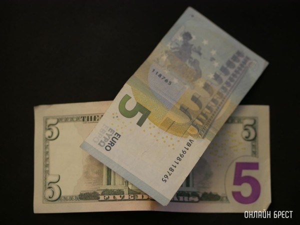 Доллар уперся в потолок или еще нет? Чего ждать от курсов летом