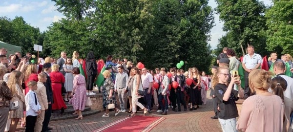 Праздник для выпускников «Алые паруса» прошел в Бресте