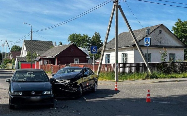 Такси в Барановичах «пролетело» под знак «Стоп» и протаранило легковушку с детьми Такси в Барановичах «пролетело» под знак «Стоп» и протаранило легковушку с детьми