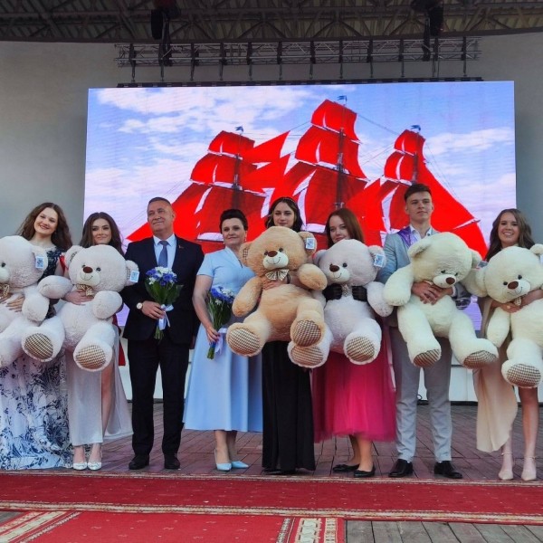 Праздник для выпускников «Алые паруса» прошел в Бресте