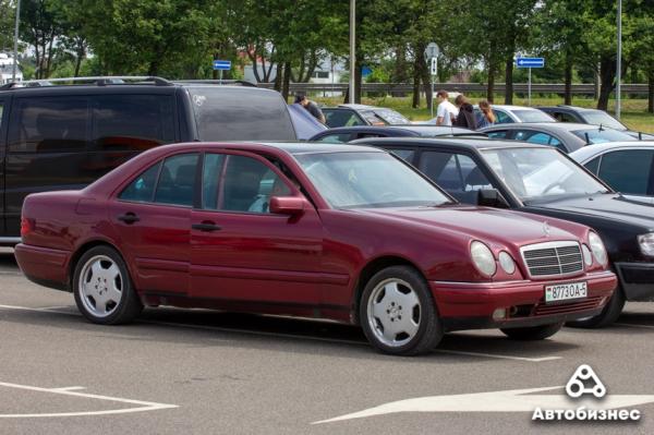 «Нет года выпуска, есть состояние». В Беларуси владельцы старых Mercedes собрались на большую встречу