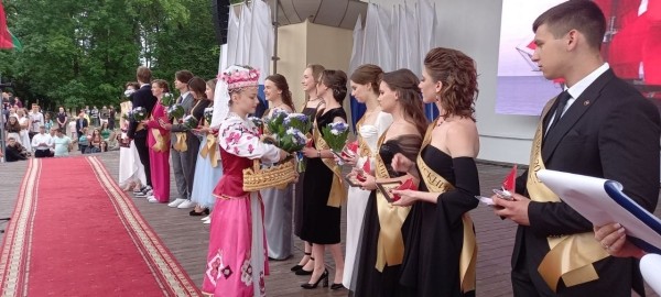 Праздник для выпускников «Алые паруса» прошел в Бресте