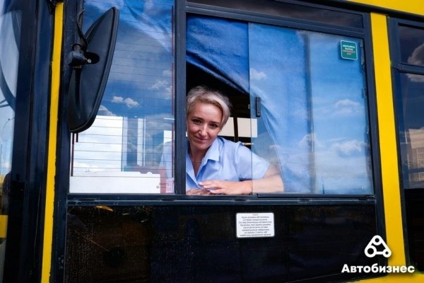 «Главное – не расслабиться и не уехать в закат». Воспитатель садика стала водителем автобуса