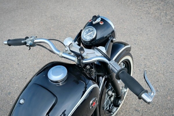 «Урал М-72», на который потратили $4 700. Белорус вдохнул жизнь в 68-летний советский байк «Урал М-72», на который потратили $4 700. Белорус вдохнул жизнь в 68-летний советский байк