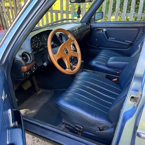 &laquo;Машинка для ценителей&raquo;. Сколько стоит 40-летний Mercedes невероятного голубого цвета?