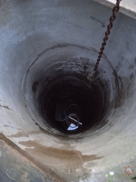 В Березе пенсионер провалился в колодец. Ранее его уже спасали из этой же «ловушки»