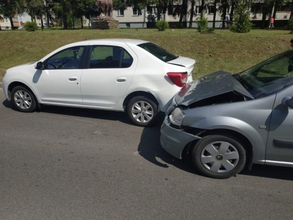 В Каменце по улице Брестской столкнулись два автомобиля