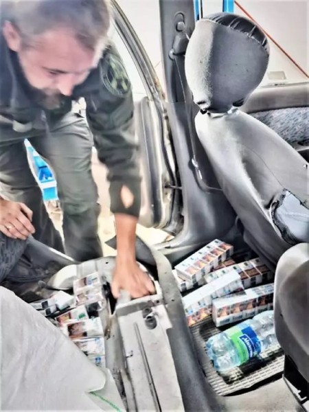 Белорус нашпиговал Kia Shuma сигаретами и поехал через границу, но его план провалился Белорус нашпиговал Kia Shuma сигаретами и поехал через границу, но его план провалился