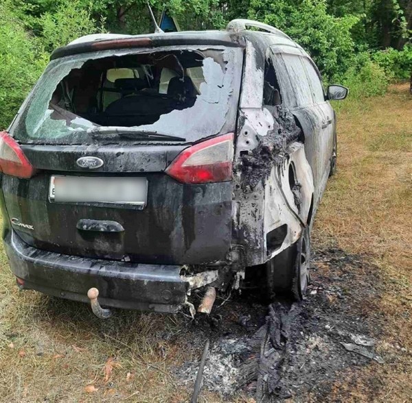 Из-за конфликта на пляже мужчина поджег Ford, у которого спали дети Из-за конфликта на пляже мужчина поджег Ford, у которого спали дети