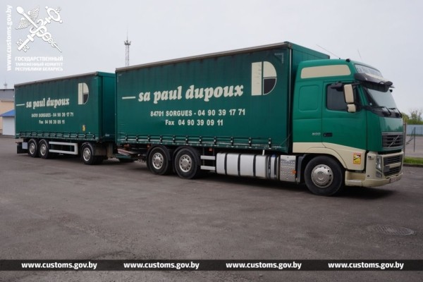 Цену занизили в четыре раза. Комбайн и автопоезд из Литвы задержали в «Козловичах» Цену занизили в четыре раза. Комбайн и автопоезд из Литвы задержали в «Козловичах»