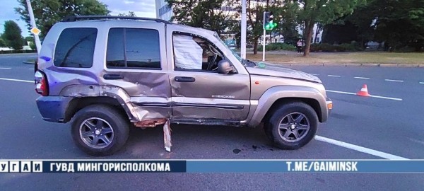 Проехал на красный и перевернулся. Видео из Минска