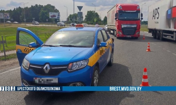 Возле Бреста произошло ДТП в с участием грузового автомобиля и такси