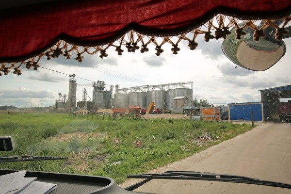 Водитель самого крутого комбайна в Беларуси: «За 1 000 рублей в поле точно бы не работал!» Водитель самого крутого комбайна в Беларуси: «За 1 000 рублей в поле точно бы не работал!»