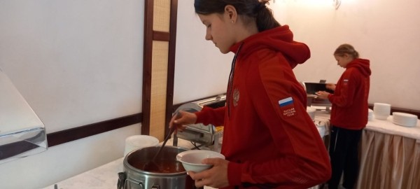 Нагрянули на обед в ресторан гостиницы «Интурист» и посмотрели, чем кормят участников II Игр стран СНГ