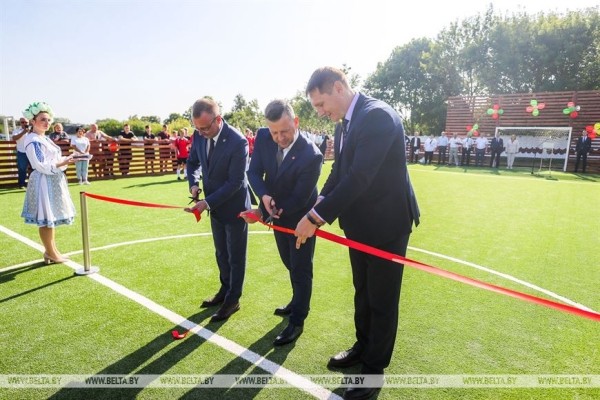 Заинтересовать спортом и найти таланты. Площадку для игры в мини-футбол открыли в Городище Барановичского района