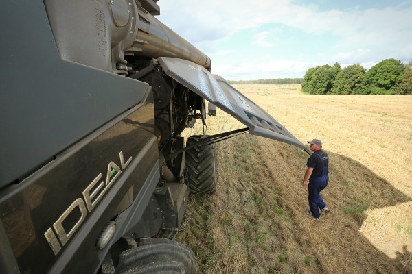 Водитель самого крутого комбайна в Беларуси: «За 1 000 рублей в поле точно бы не работал!» Водитель самого крутого комбайна в Беларуси: «За 1 000 рублей в поле точно бы не работал!»