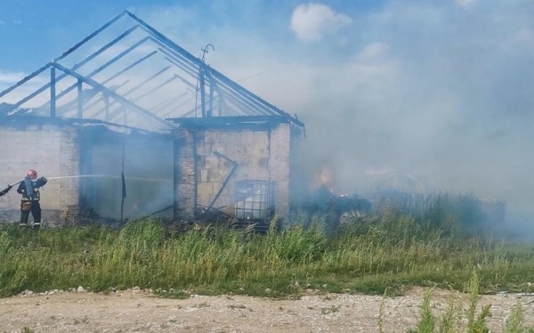 Здание склада ИП горело в Барановичском районе. Огонь уничтожил еще и машину