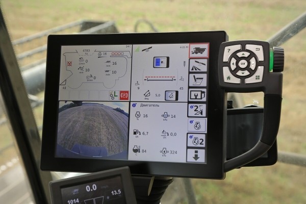 Водитель самого крутого комбайна в Беларуси: «За 1 000 рублей в поле точно бы не работал!» Водитель самого крутого комбайна в Беларуси: «За 1 000 рублей в поле точно бы не работал!»