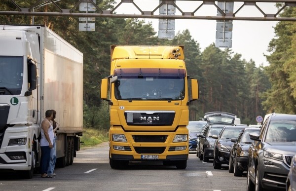 «Наши пожилые водители почти все в разводе». Пообщались с дальнобойщиками на белорусско-литовской границе