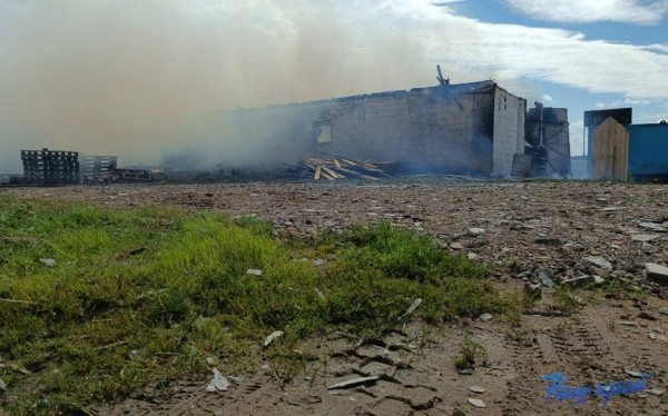 Здание склада ИП горело в Барановичском районе. Огонь уничтожил еще и машину