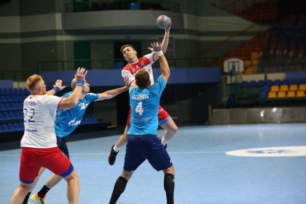 В домашнем спарринге гандболисты «Мешков Брест» уступили соперникам из Санкт-Петербурга