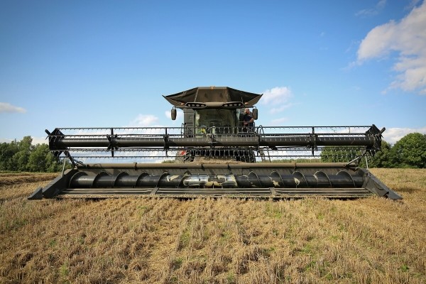 Водитель самого крутого комбайна в Беларуси: «За 1 000 рублей в поле точно бы не работал!» Водитель самого крутого комбайна в Беларуси: «За 1 000 рублей в поле точно бы не работал!»