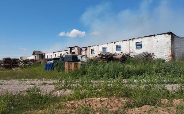 Здание склада ИП горело в Барановичском районе. Огонь уничтожил еще и машину