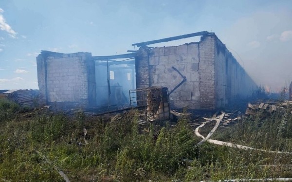 Здание склада ИП горело в Барановичском районе. Огонь уничтожил еще и машину