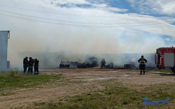 Здание склада ИП горело в Барановичском районе. Огонь уничтожил еще и машину