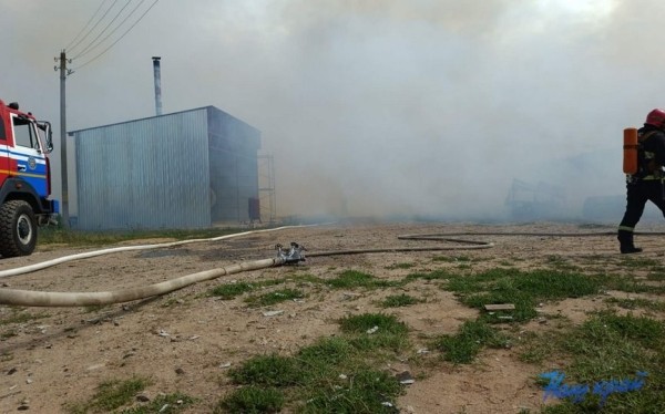 Здание склада ИП горело в Барановичском районе. Огонь уничтожил еще и машину