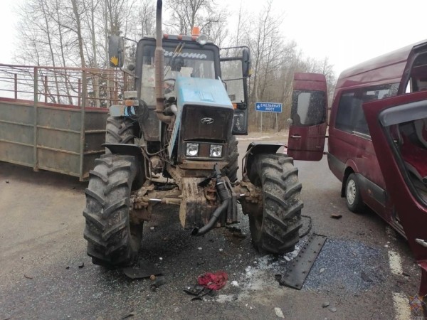 С маршруткой столкнулись два трактора, 21 человек доставлен в больницу. Кого считают виновником?